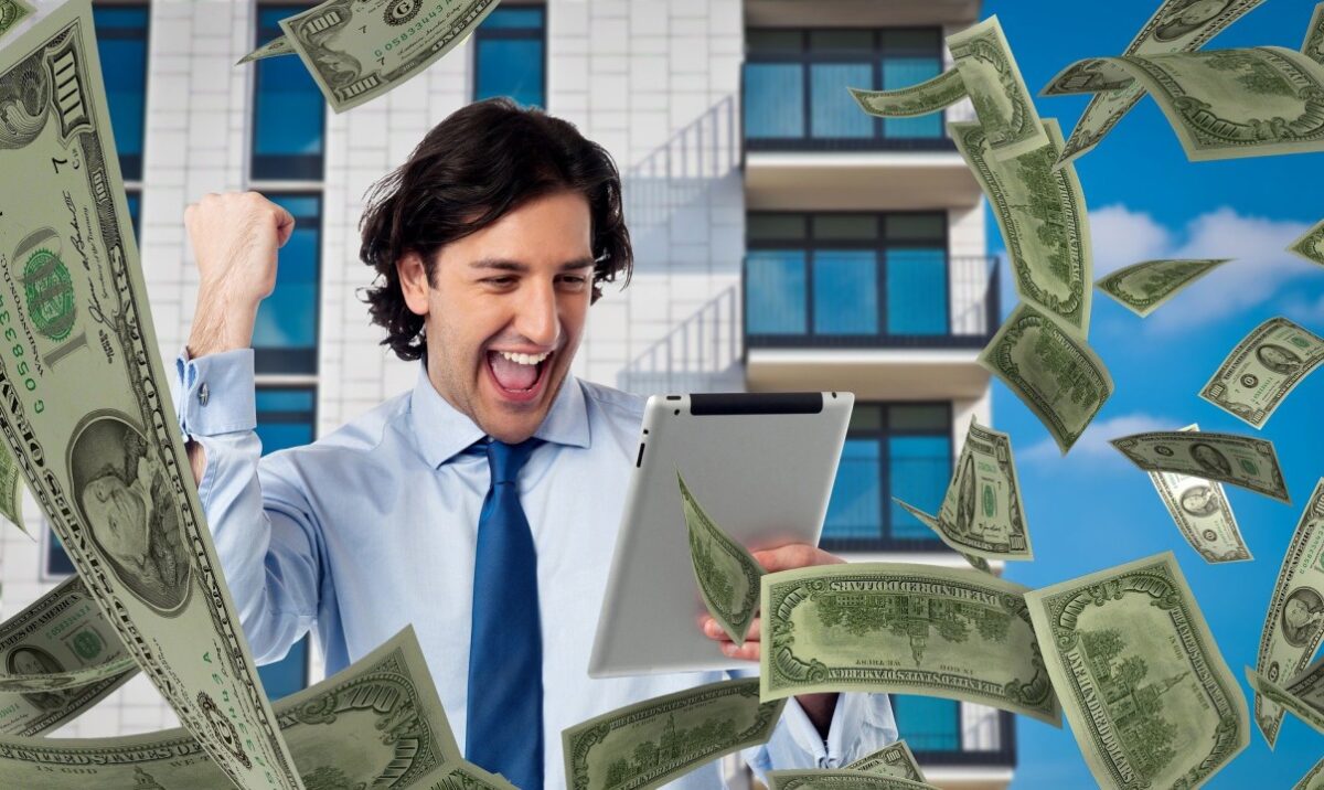 شخص يرتدي قميص ورابطة عنق في احدى شركات التسويق